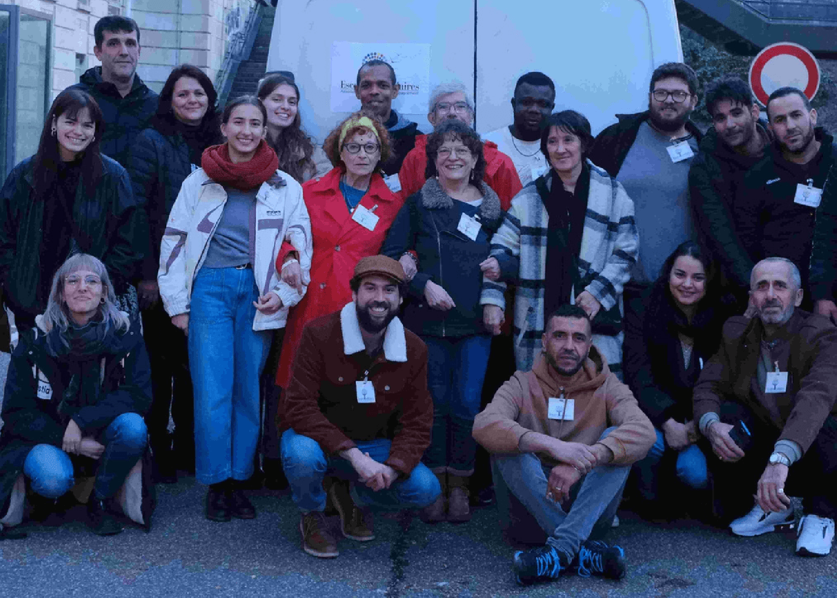 L'équipe d'Escales Solidaires devant le camion